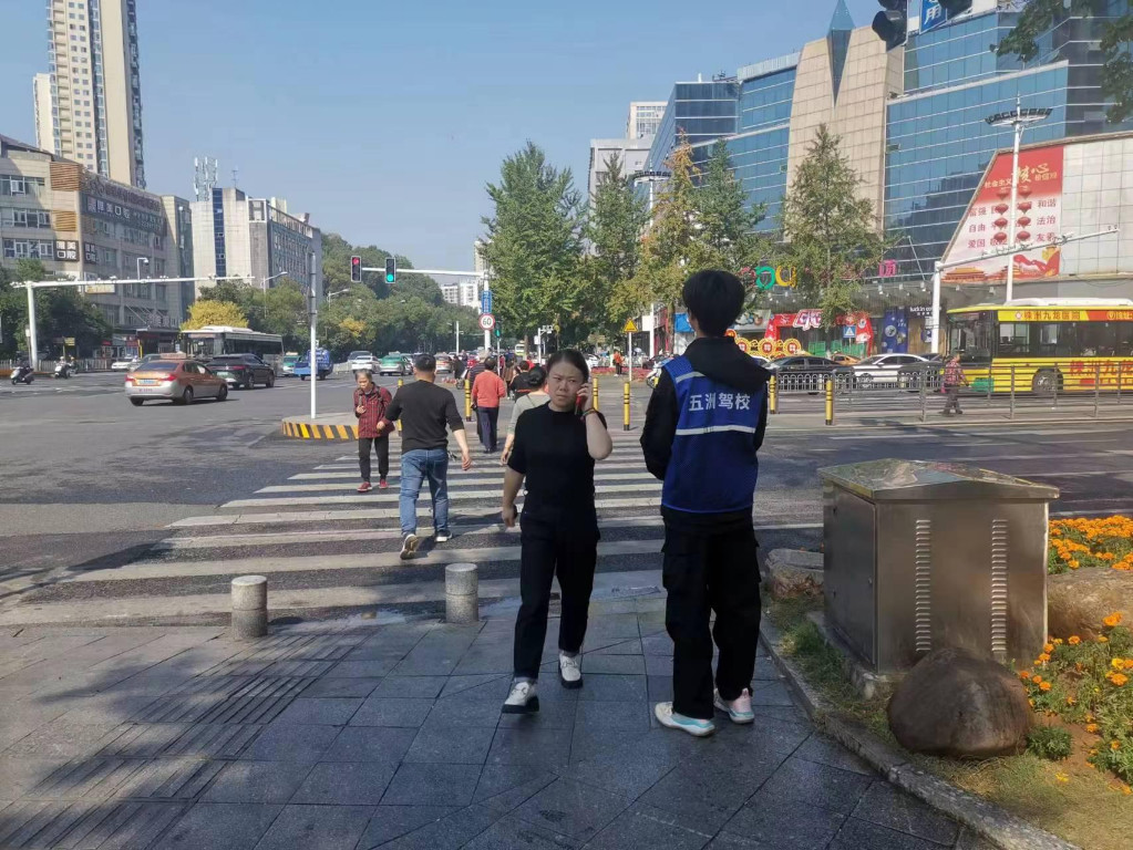 株洲市交通运输综合服务中心组织城区驾校开展安全文明驾驶现场教学活动