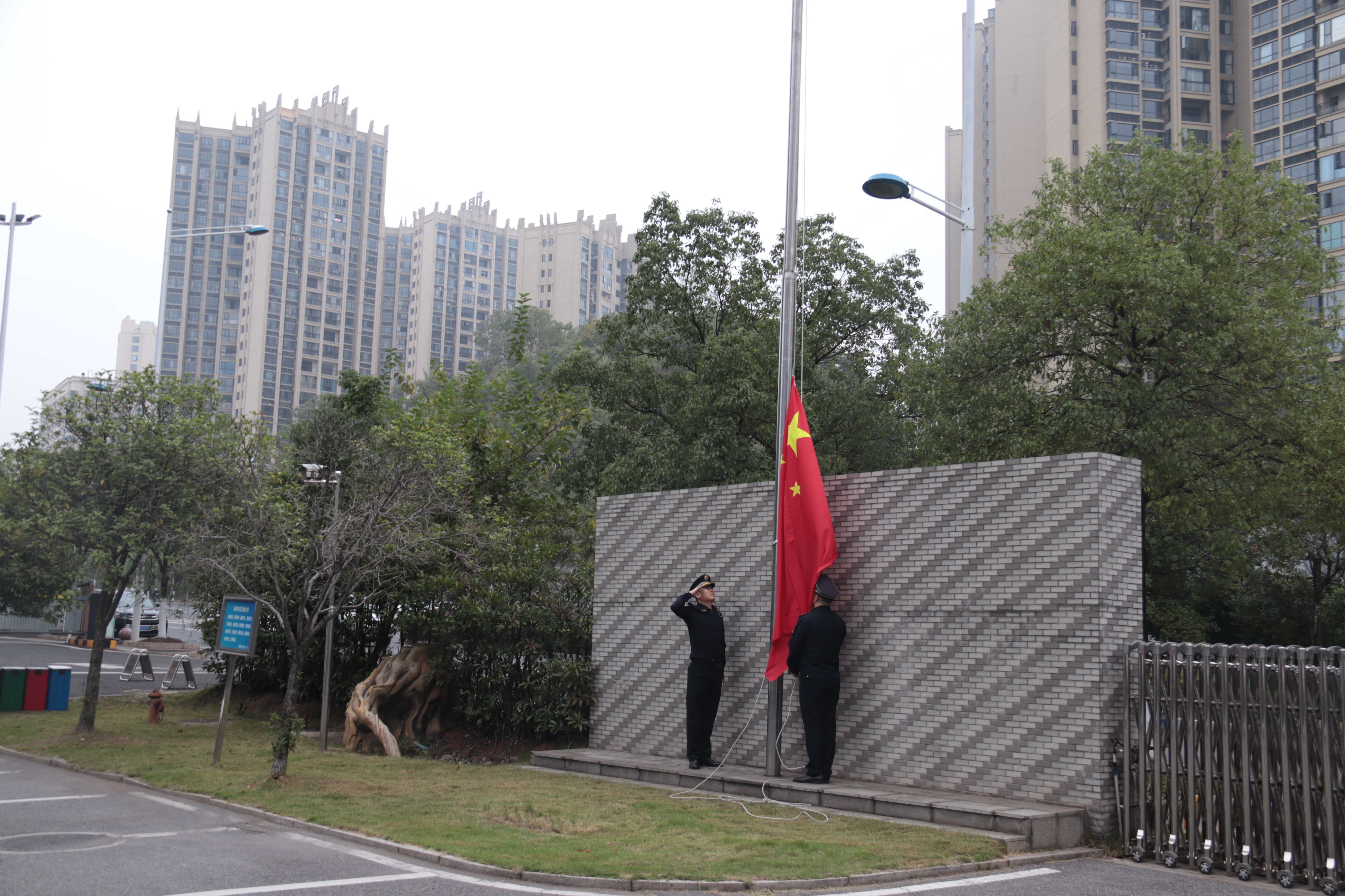节后上班首日 栗雨街道举行庄严升国旗仪式