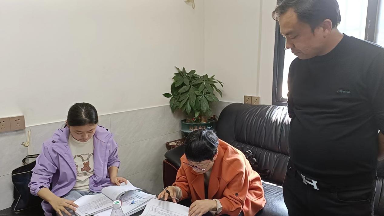 "利剑"行动：市生态环境局固废科对石峰区开展危险废物规范化管理交叉执法检查