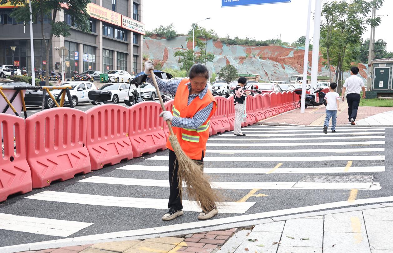 背街小巷开启"美颜模式"