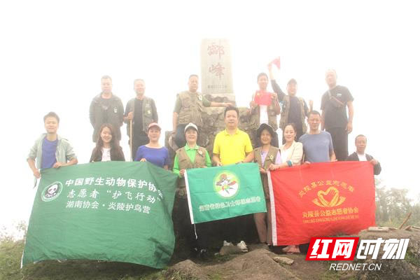 一群人在"千年鸟道"旁，干吗？