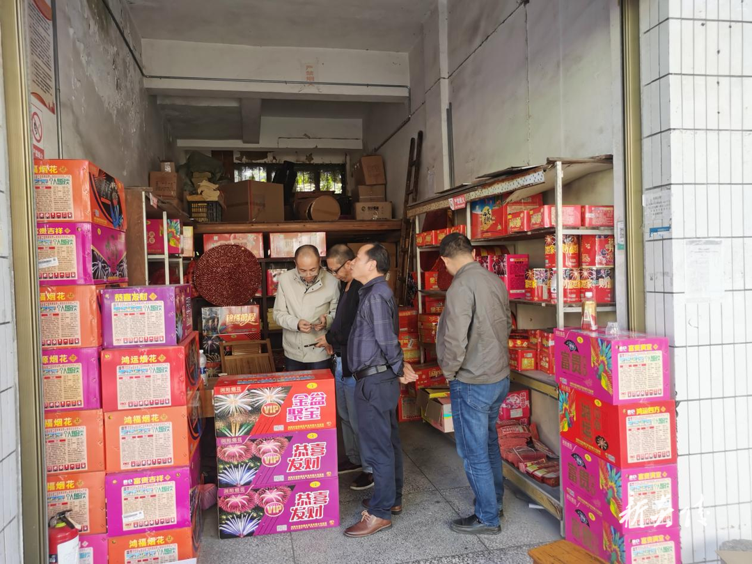 霞阳镇开展烟花爆竹换证入户核查工作