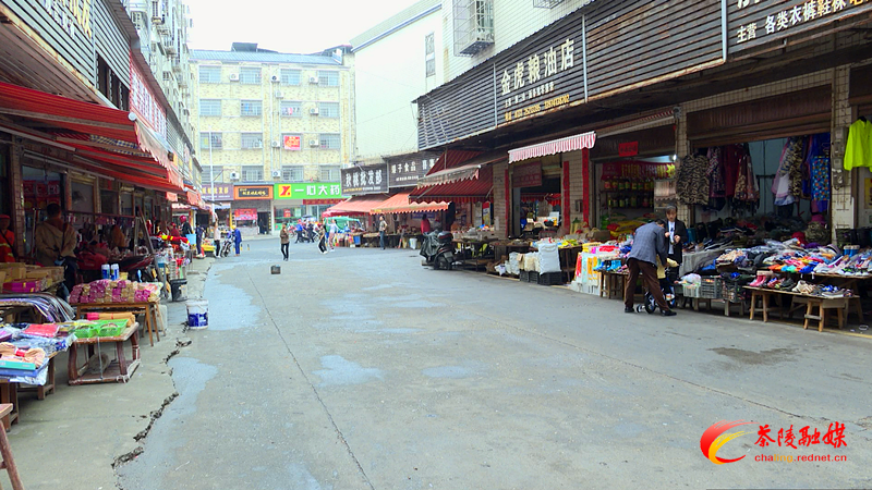 县城管局开展农贸市场周边环境专项整治
