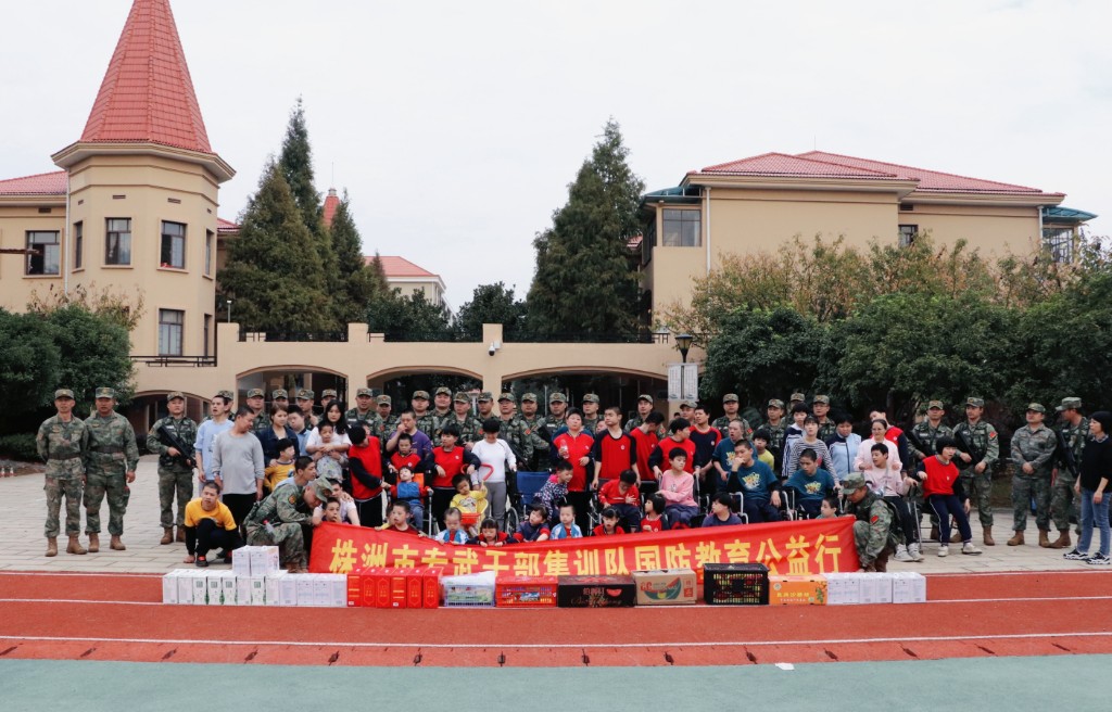 株洲：关爱孤残儿童 播撒强军报国种子