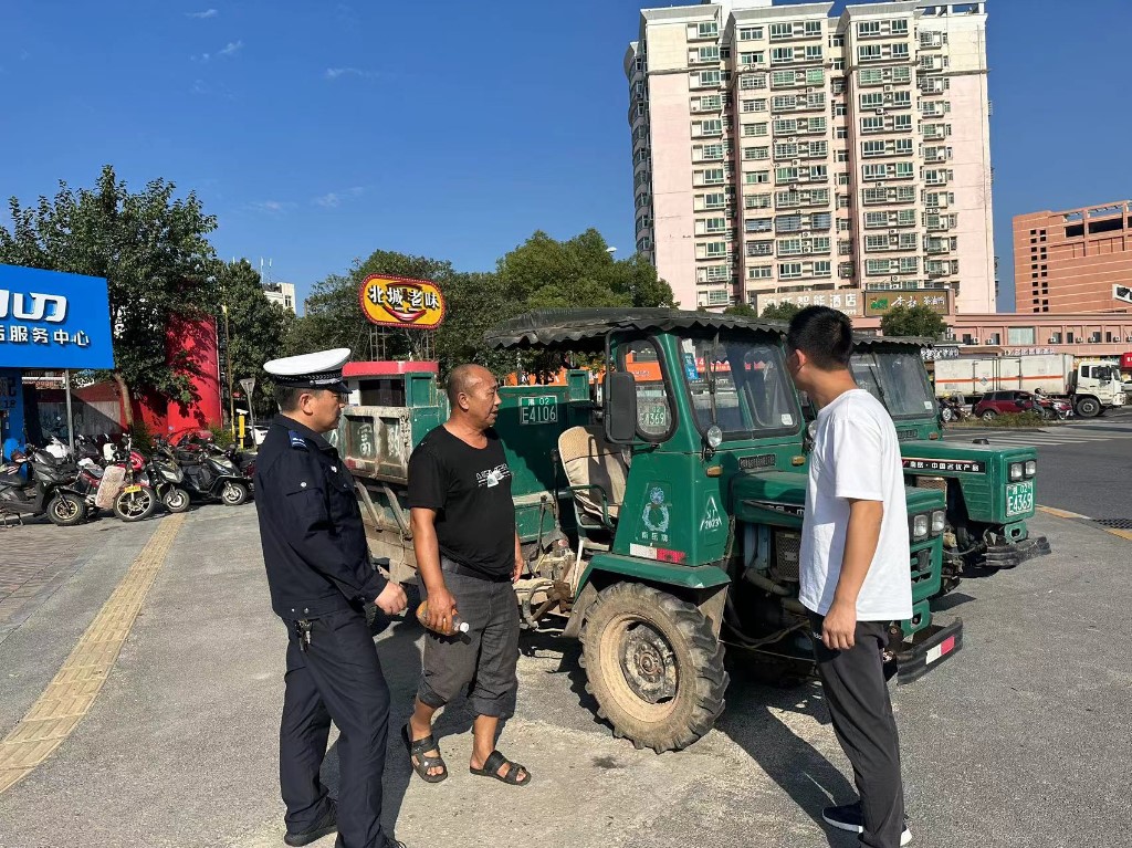 区农业农村局与石峰交警大队开展交通顽障痼疾联合执法