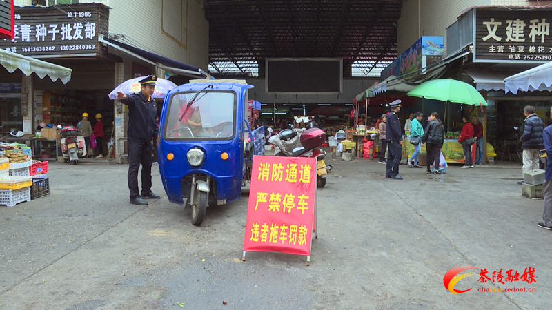 县城管局开展农贸市场周边环境专项整治