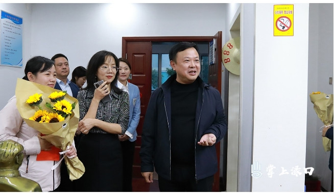 李晓彤看望慰问区融媒体中心一线新闻工作者