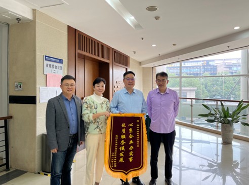 优质服务解难题  企业致谢赠锦旗