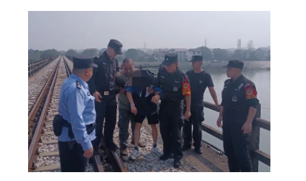 争分夺秒！男子欲跳河轻生，民警迅速展开营救