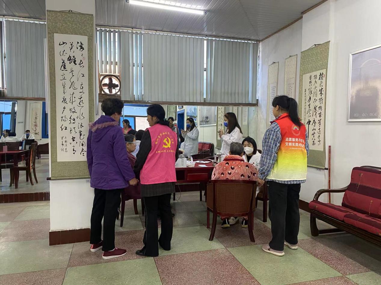 省直中医院"邻里一家亲"健康科普义诊行走进操坪社区