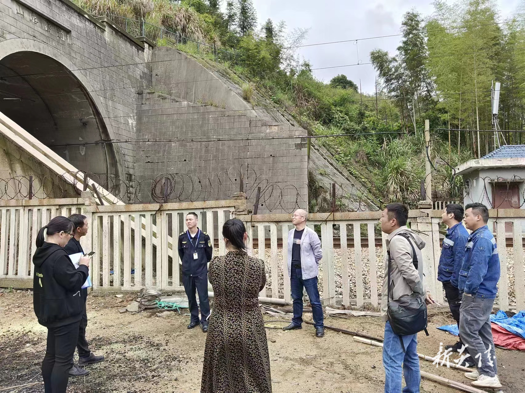 县交通运输局：整治铁路沿线环境 共筑干净整洁安全长廊