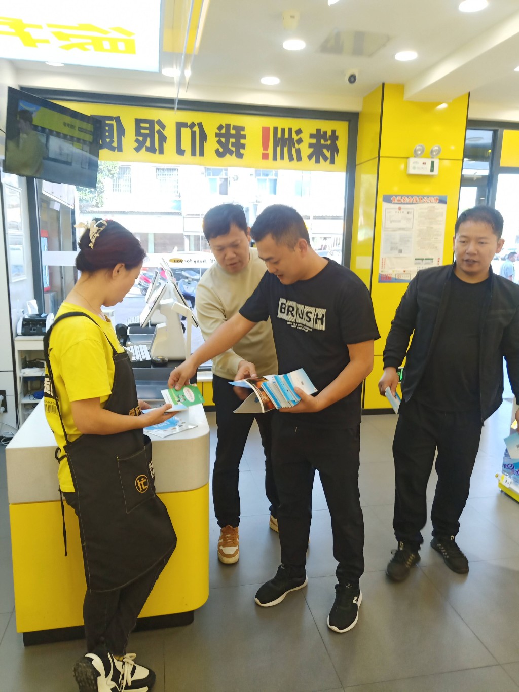 白关镇开展“尚俭崇信尽责，同心共护食品安全”宣传活动
