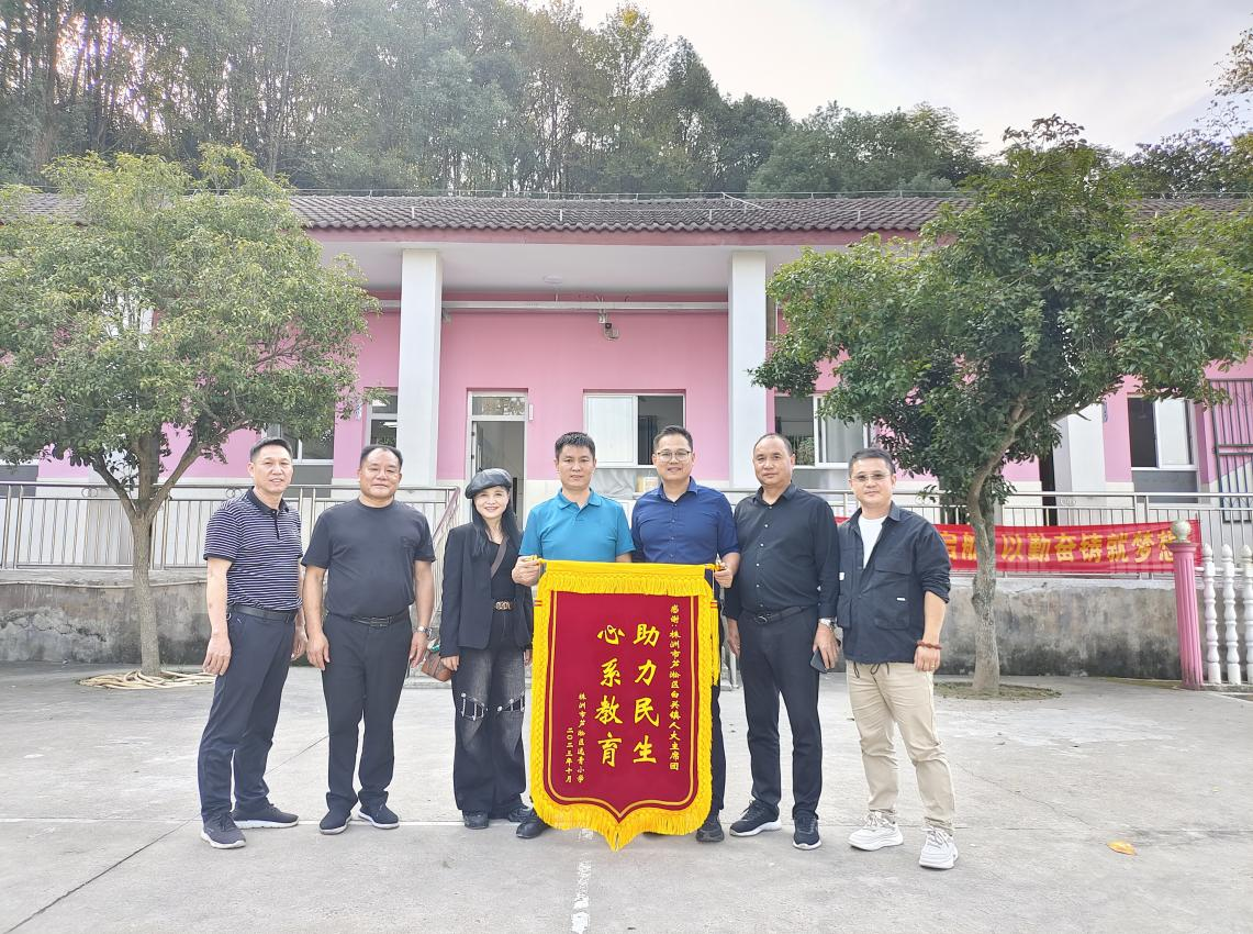 人大代表进校园  心系教育促发展 