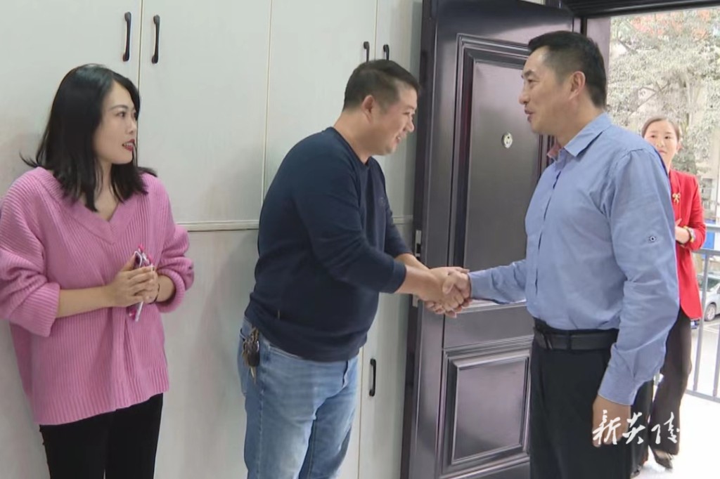 庆祝第二十四个中国记者节:尹朝晖看望慰问新闻工作者