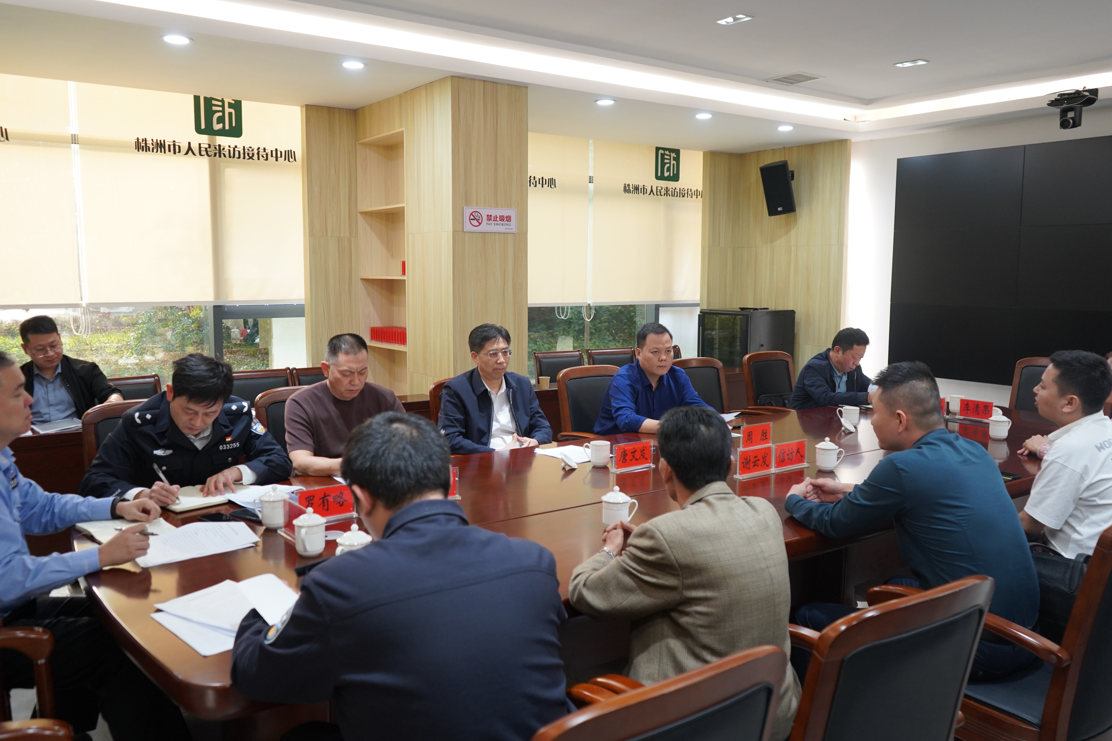 唐文发约访接待信访群众