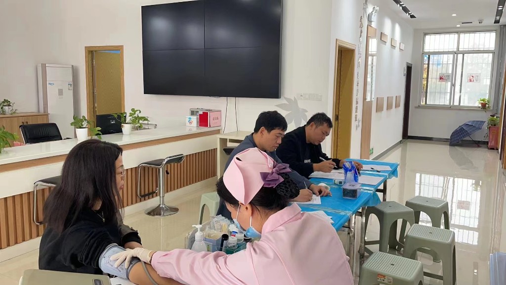 汇聚点滴 爱心献血共筑生命桥梁