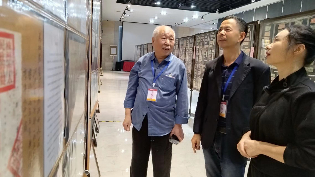 两位老哥们一场节粮展