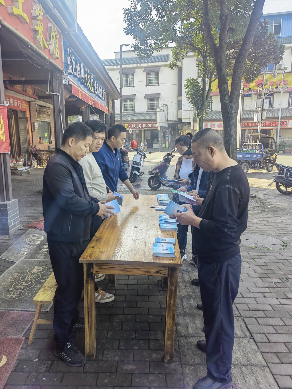 白关镇开展“尚俭崇信尽责，同心共护食品安全”宣传活动