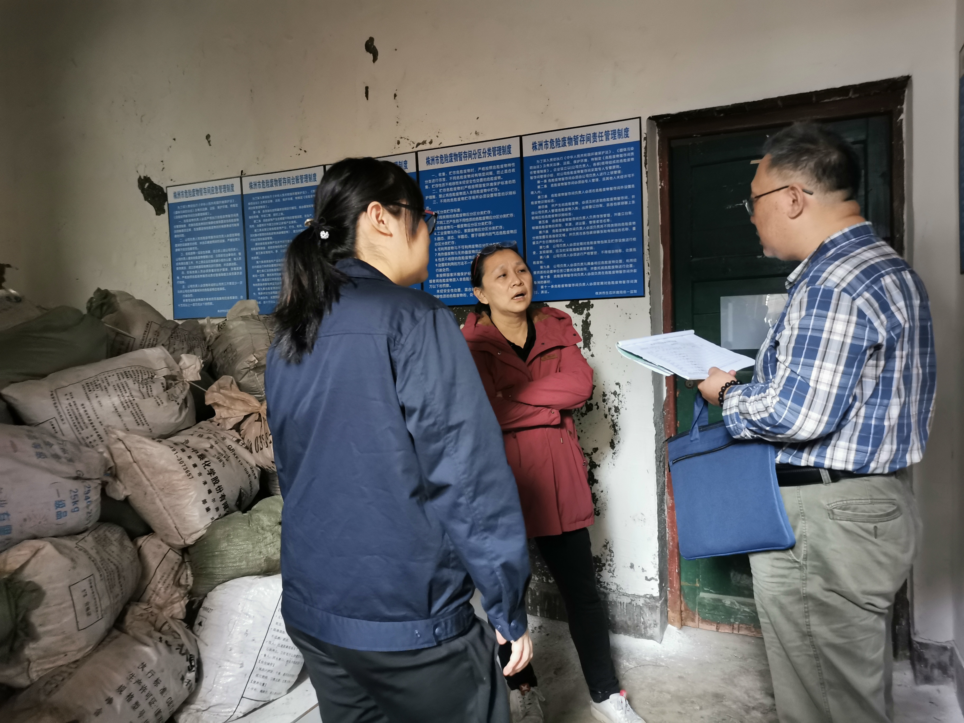 利剑在行动——芦淞分局文峰对南方宇航危险废物规范化环境管理评估工作开展检查
