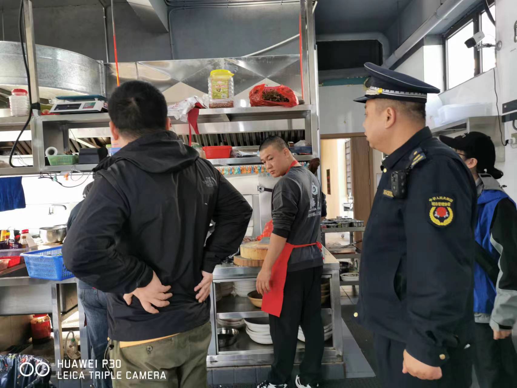 天元区：整治油烟污染 助推"利剑"行动