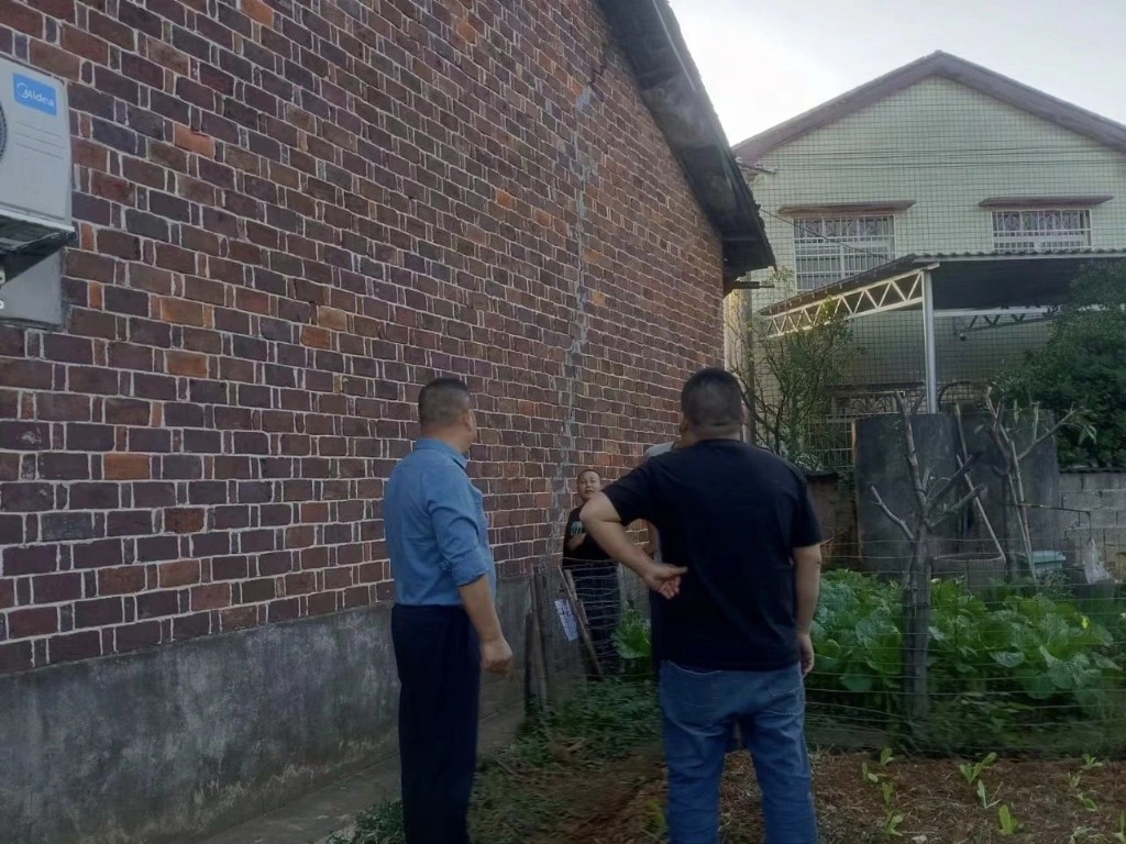 【作风建设年】雨季危房早排查 心系群众守平安
