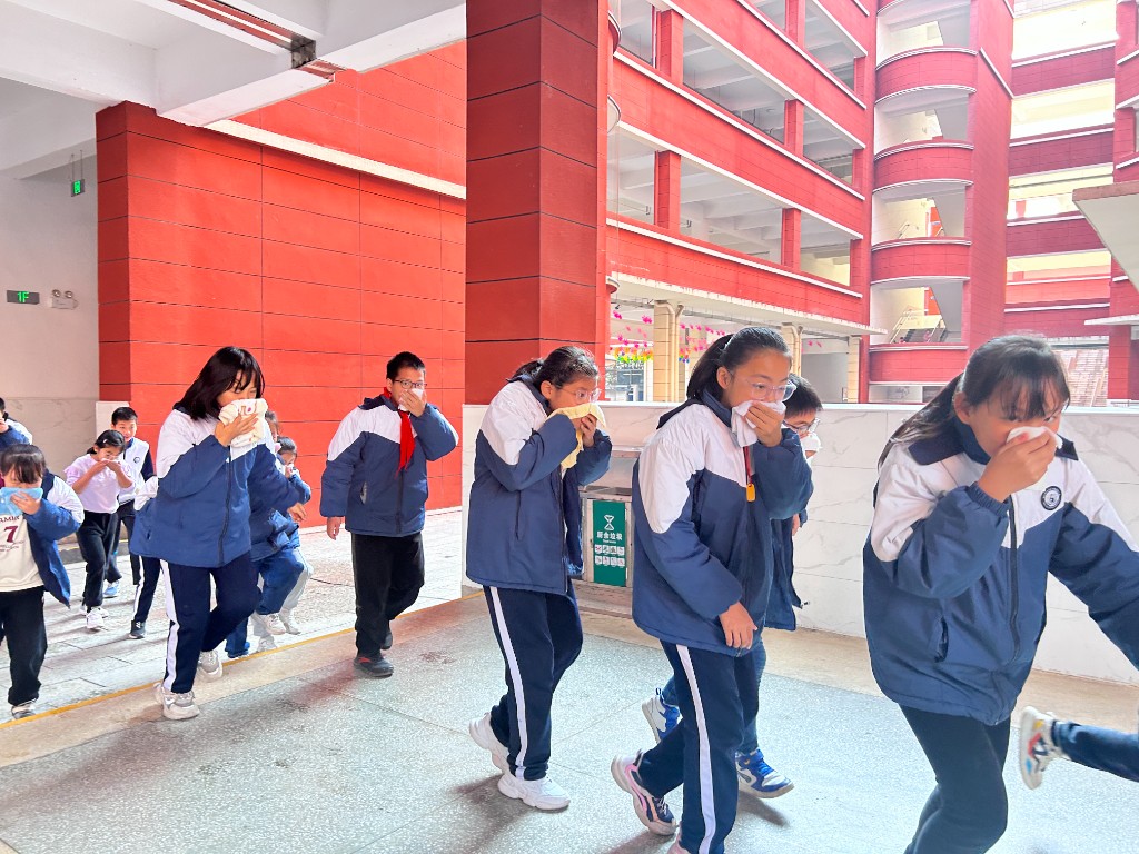 预防为主 生命至上 ——天元区教育局联合应急管理局开展消防应急综合演练