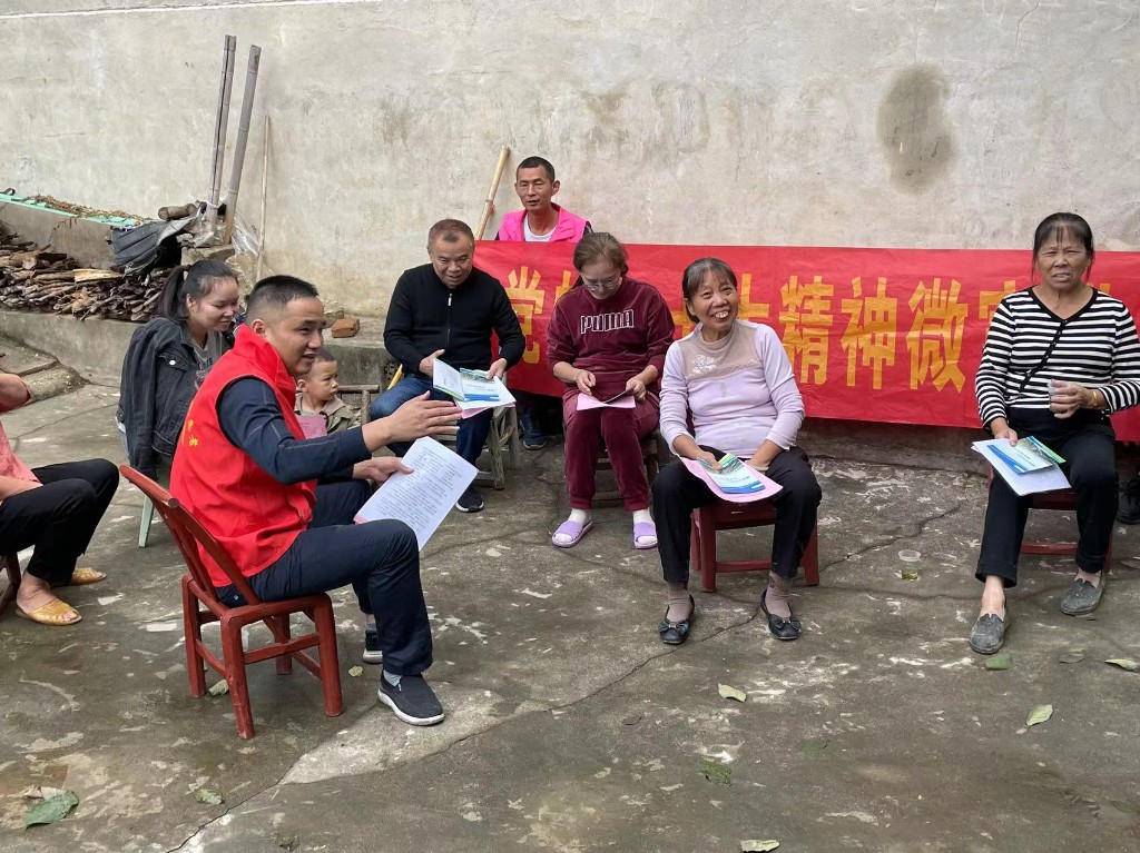 “小板凳课堂”让党的二十大精神在基层走深走实