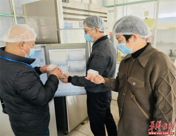 美泉小学：强化食堂监管 落实安全责任