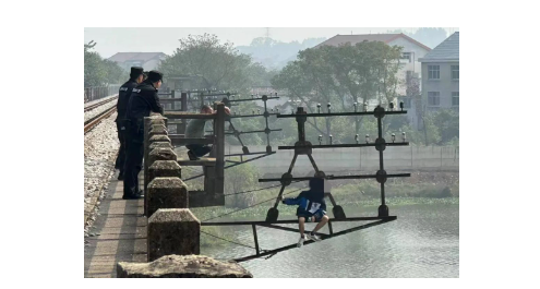 争分夺秒！男子欲跳河轻生，民警迅速展开营救