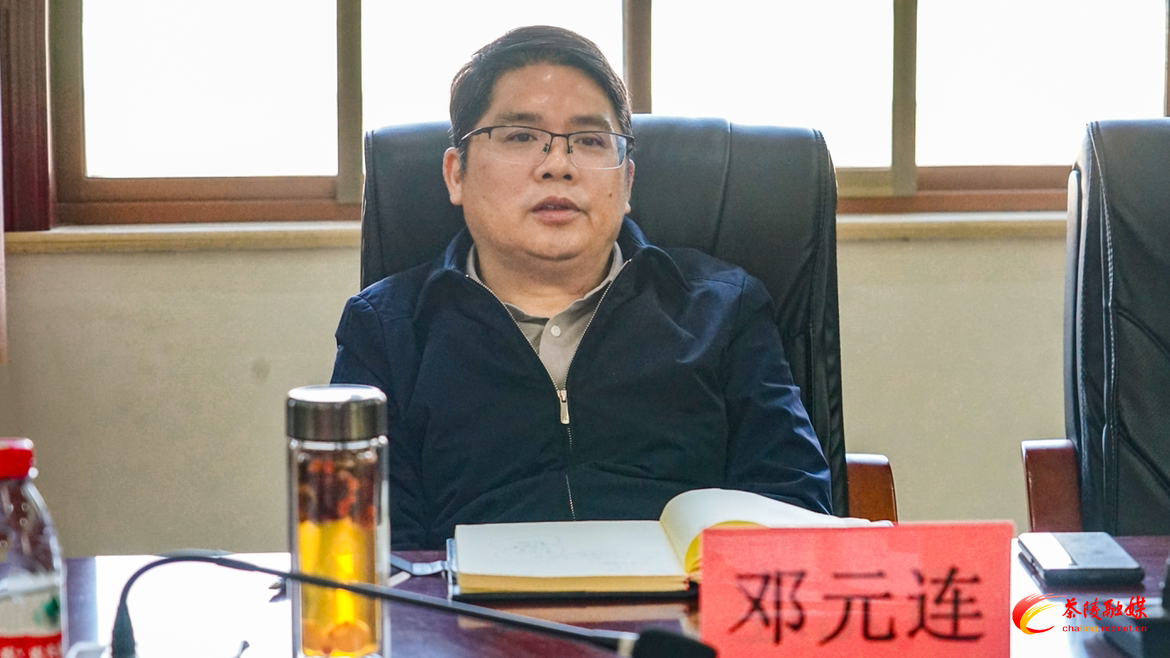 邓元连到县经开区主持召开早例会