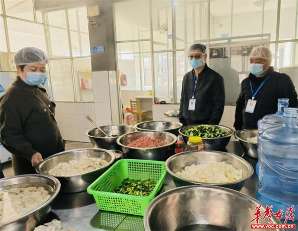 美泉小学：强化食堂监管 落实安全责任