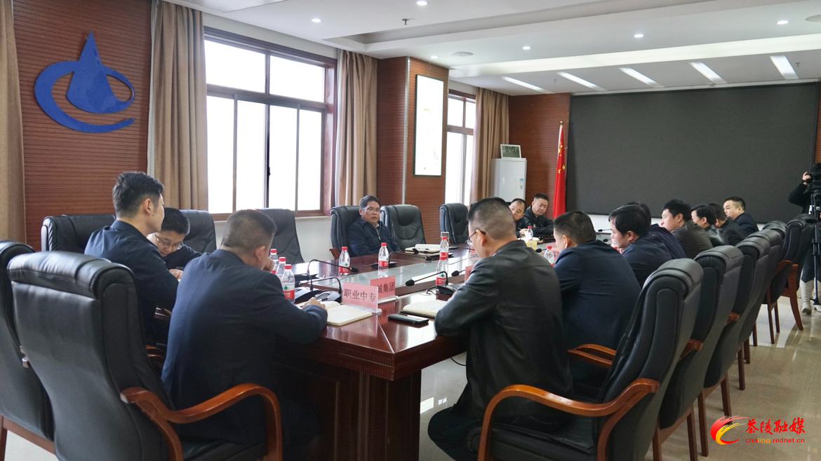 邓元连到县经开区主持召开早例会