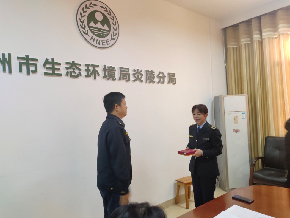炎陵分局举行"从事生态环境工作三十年纪念章"颁发仪式