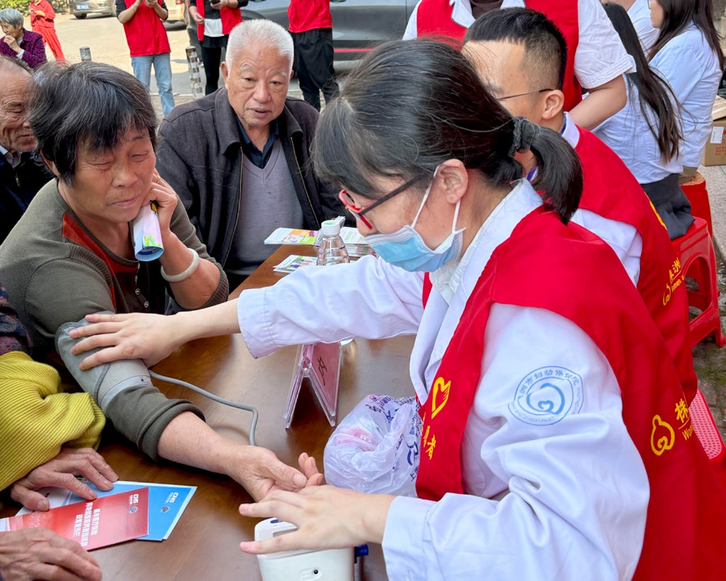 市医保局开展“岗村共建，助力乡村振兴” 医保服务进社区活动