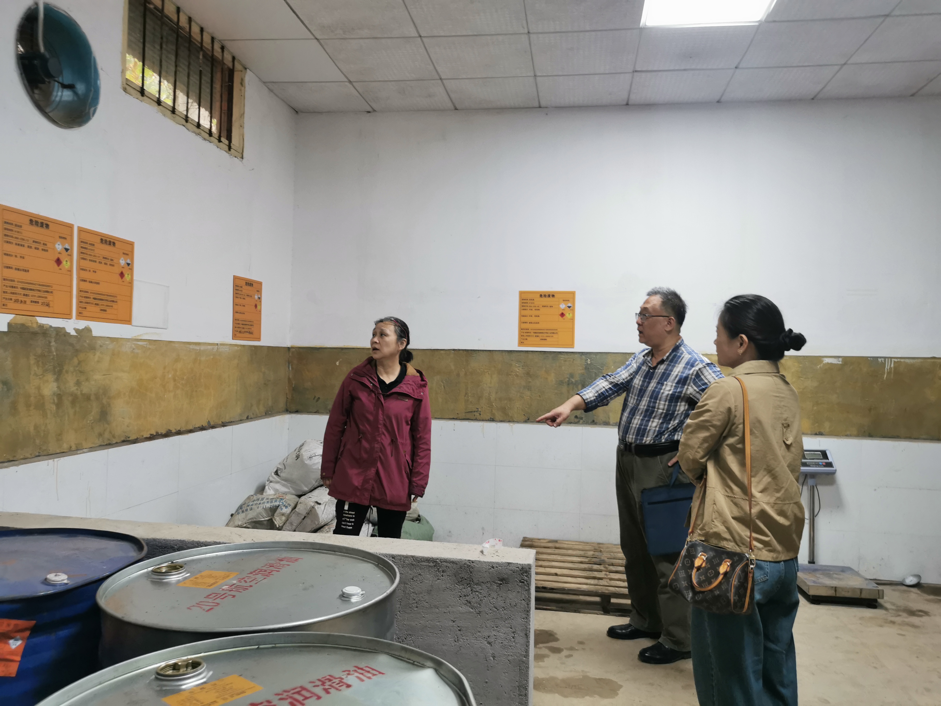 利剑在行动——芦淞分局文峰对南方宇航危险废物规范化环境管理评估工作开展检查
