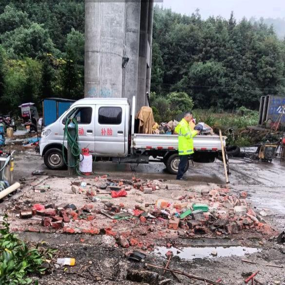 联合整治桥下空间  消除公路安全隐患