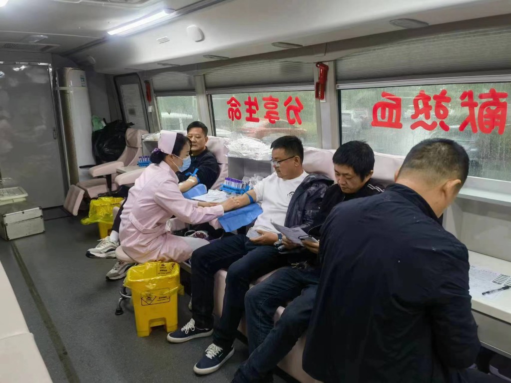 汇聚点滴 爱心献血共筑生命桥梁