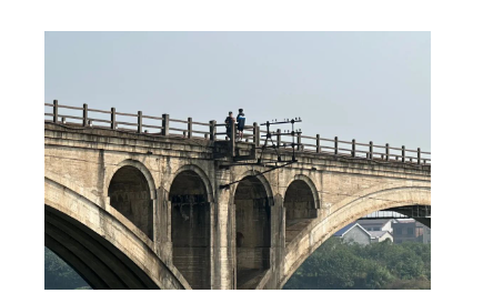 争分夺秒！男子欲跳河轻生，民警迅速展开营救