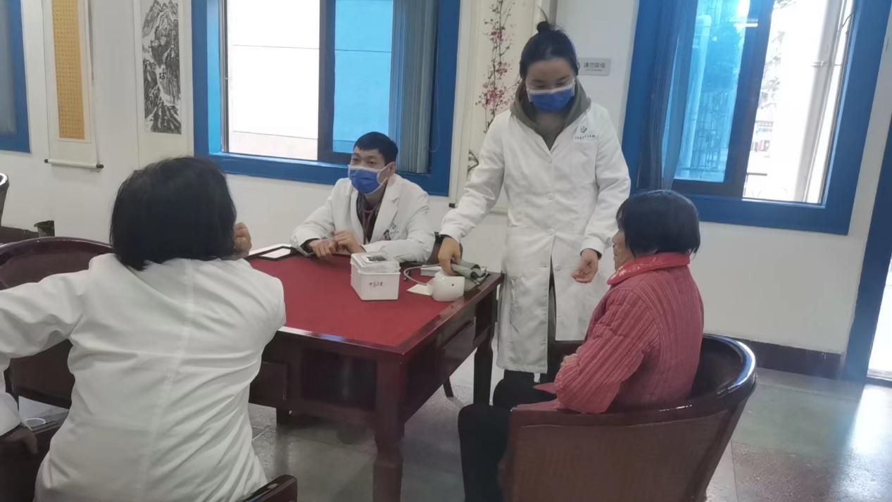 省直中医院"邻里一家亲"健康科普义诊行走进操坪社区