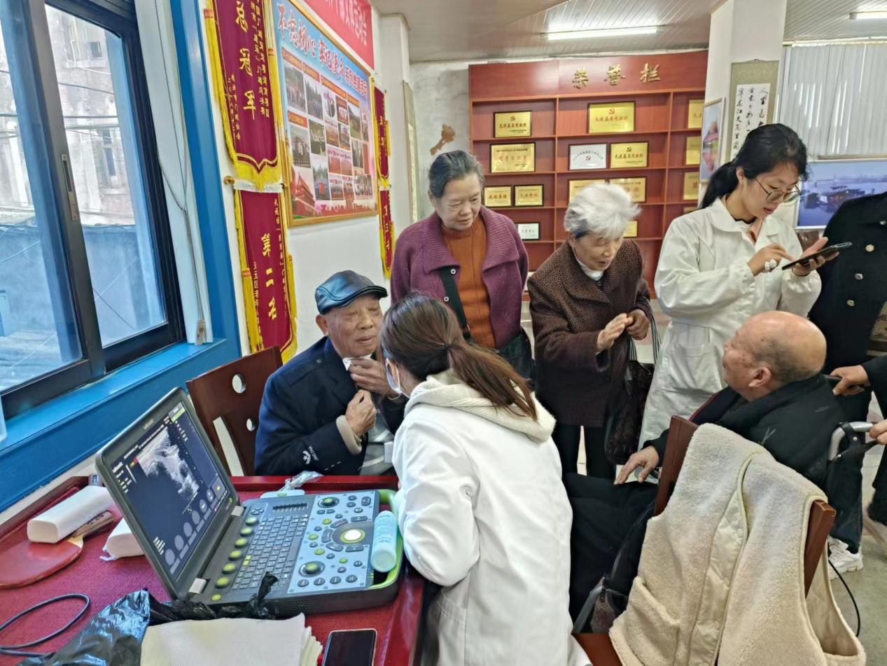 省直中医院"邻里一家亲"健康科普义诊行走进操坪社区