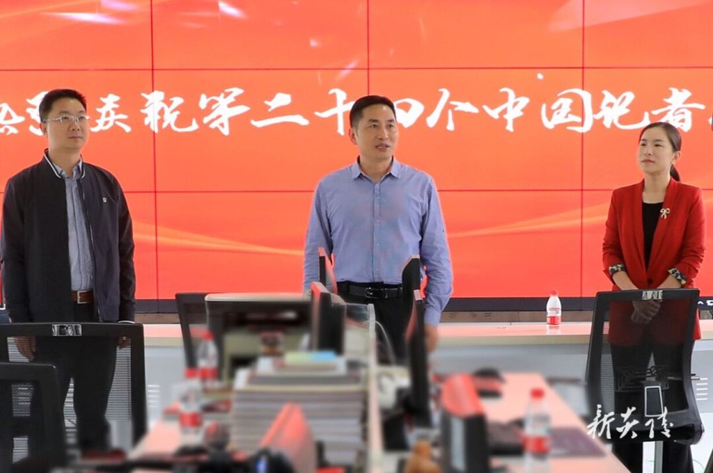 庆祝第二十四个中国记者节:尹朝晖看望慰问新闻工作者