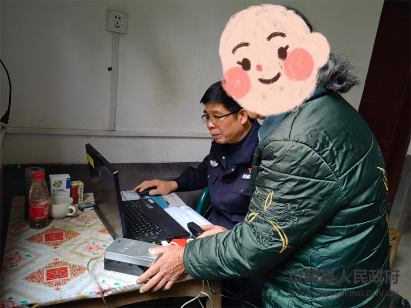 县公安局：我为群众办实事  行走的办证窗口 贴心的为民服务