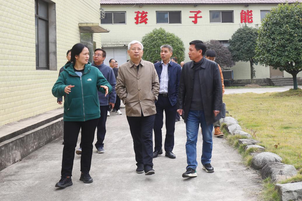 区政协主席龙年喜带队集中视察食品安全工作