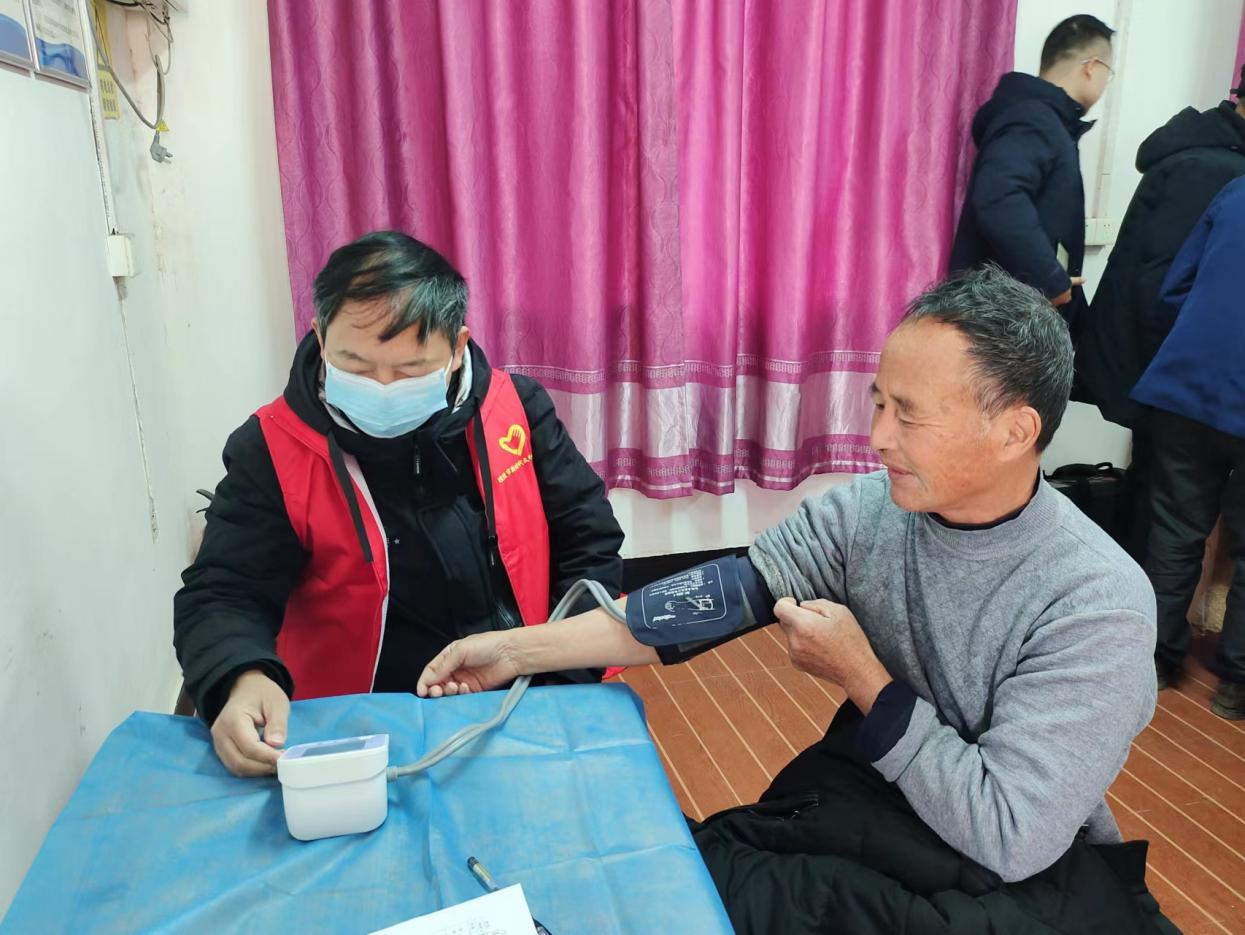 沈潭镇:医护走进敬老院 体检暖心送上门