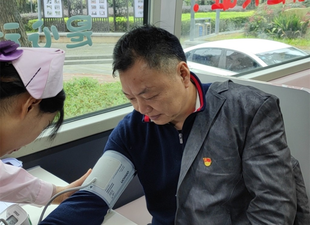 石峰区自然资源局开展无偿献血活动