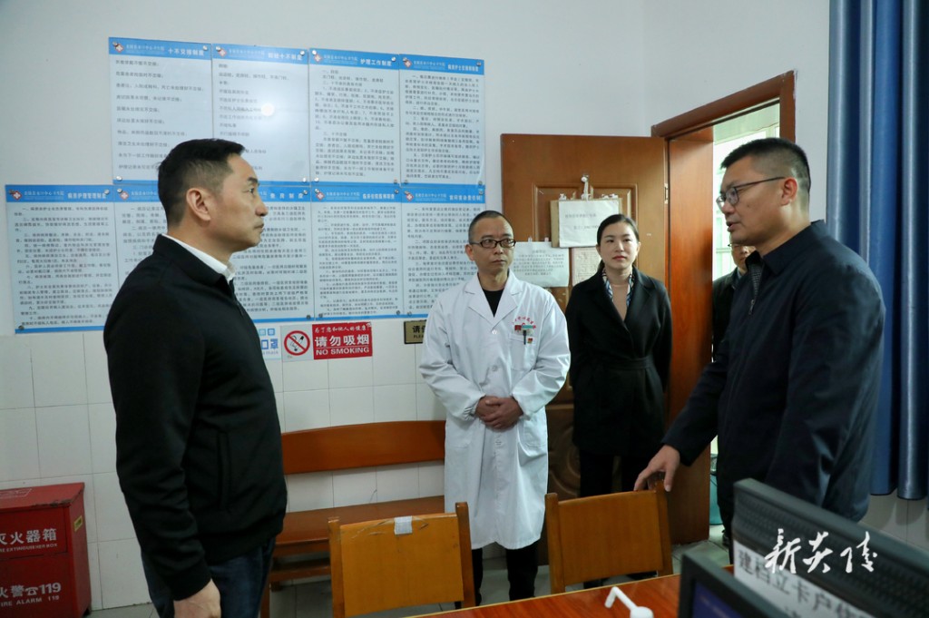 县委常委会开展正反面案例专题调研