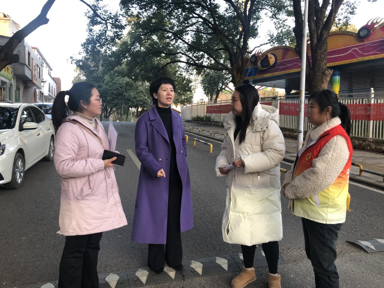 ​​​市党代表杨喜兰到公园社区开展驻室接待