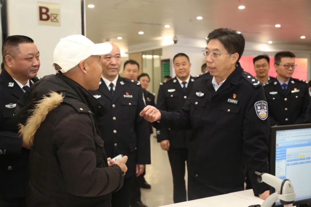 唐文发同志在株洲市民中心公安专区开展“一把手”走流程、解难题、优服务活动