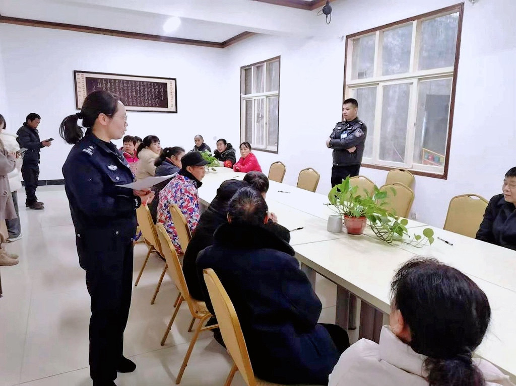 醴陵交警：深化“放管服” 送考进企业