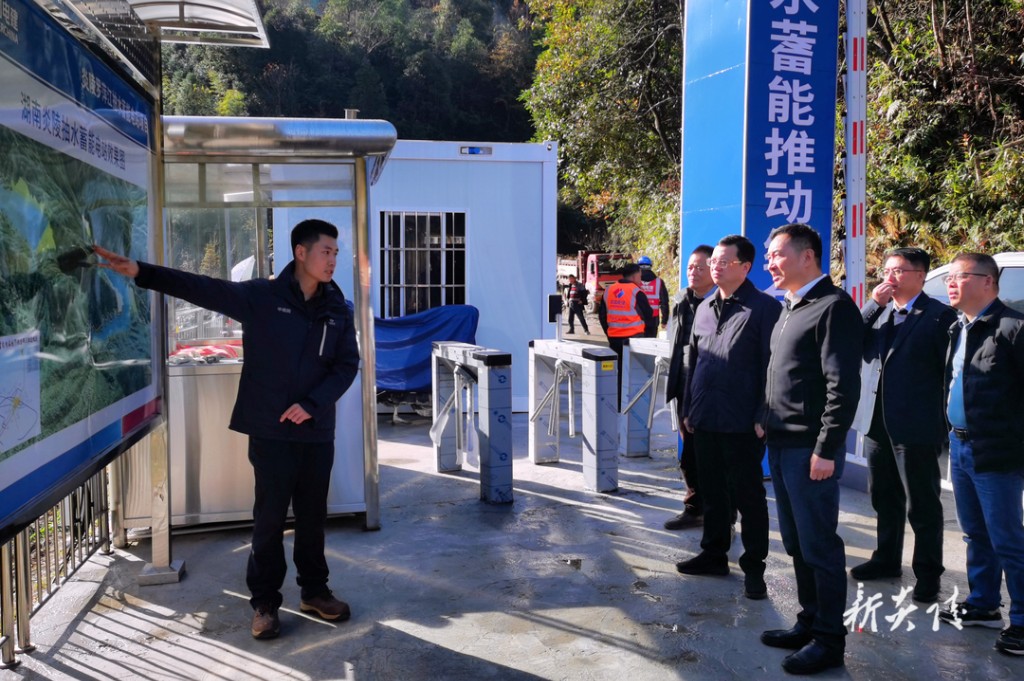 县委常委会开展正反面案例专题调研